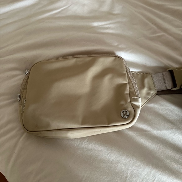 Lululemon Everywhere Belt Bag 2L (trench) - Picture 4 of 5